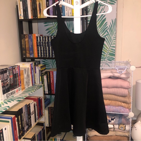 H&M | Flowy Dress | Black - Picture 2 of 4